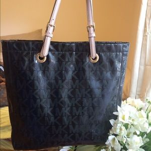 Michael kors tote.