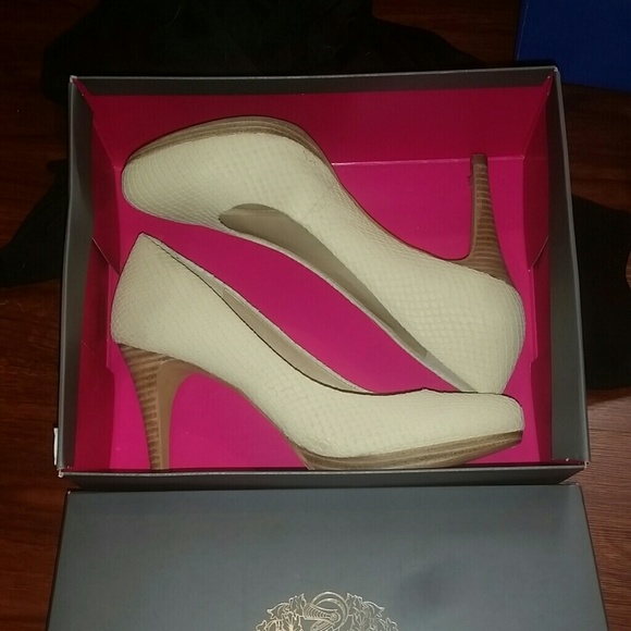 Vince Camuto Shoes - Vince Camuto Never Worn Nude Pumps