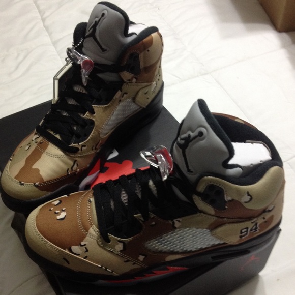 Supreme Jordan 5 Desert Camo Size 9 - Picture 3 of 4