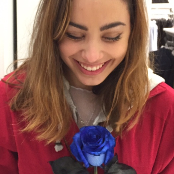 Meet your Posher, Olivia - Picture 2 of 2