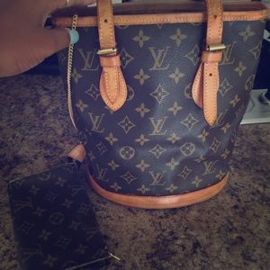 AUTHENTIC LV Bucket bag