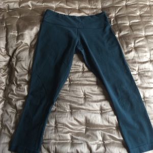 Cropped wunder under lulu lemon pants, size 6