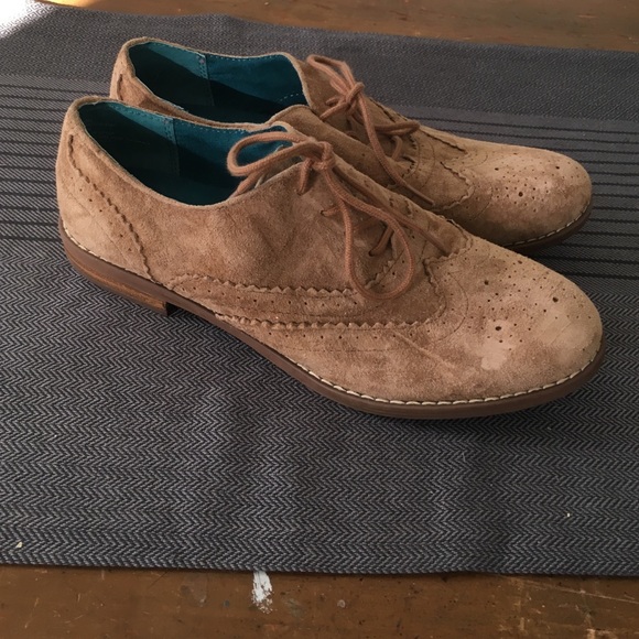 Size 6.5 Cynthia Rowley suede wing tip shoes