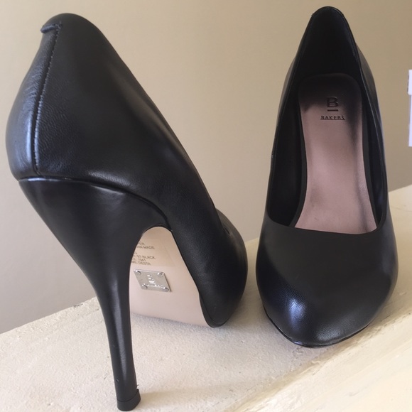 Your classic BLACK LEATHER PUMPS.
