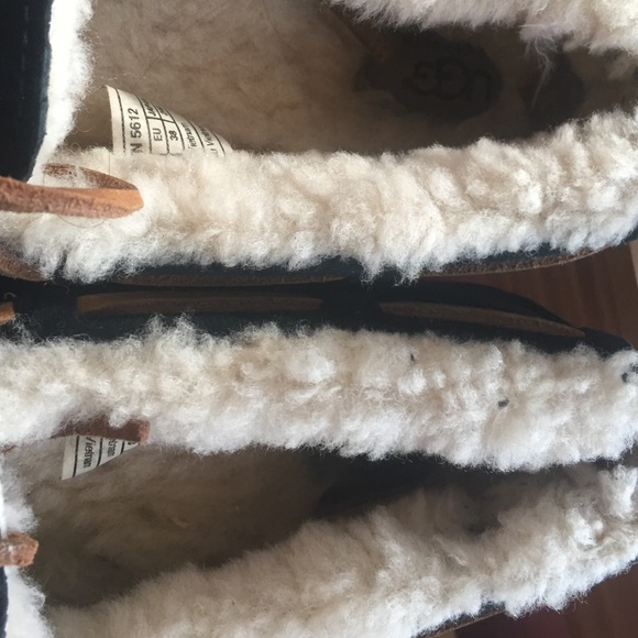 🚫Black UGG slippers w/box🚫 sold in bundle - Picture 2 of 4