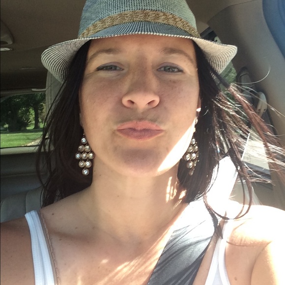 Meet your Posher, Farah - Picture 3 of 3