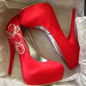 NIB 6 Liliana red satin corsage platform pumps