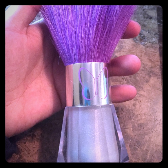 Mariah Carey dusting powder