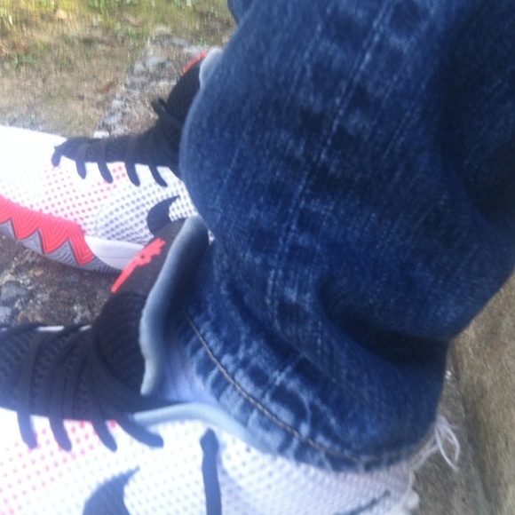 Lightly worn any good trades ? Size 9 no scratches - Picture 2 of 4