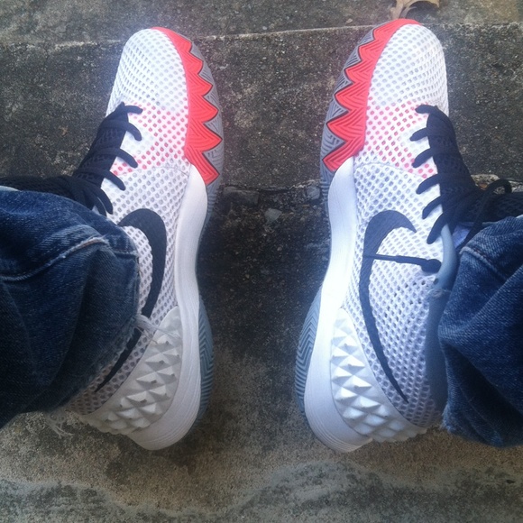 Lightly worn any good trades ? Size 9 no scratches - Picture 3 of 4