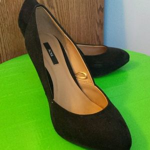 Black pumps. Minimal wear