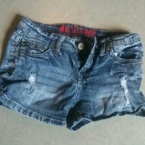 Blue jean shorts.