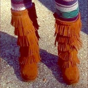 Minnetonka 5-Layer Fringe Boots