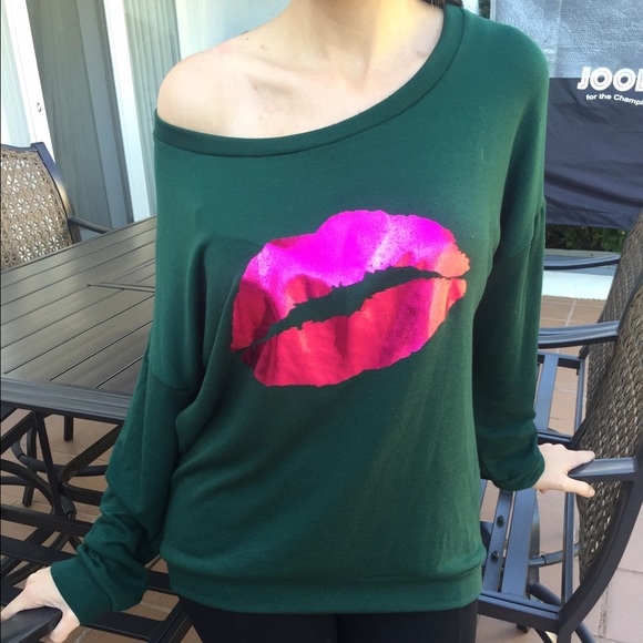 Lip sweater