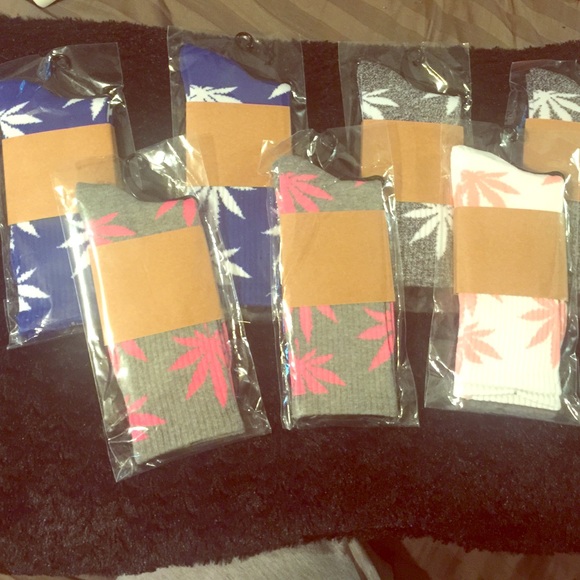 🎉LIMITED TIME SALE 🎉 LEAF SOCKS HUF