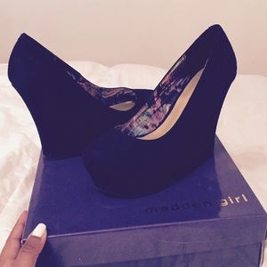 *Like New* - Madden Girl Blk Suede Wedges