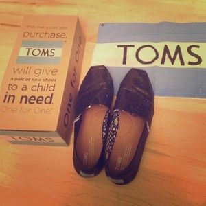 BRAND NEW TOMS