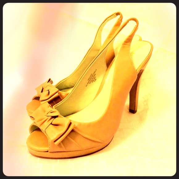 Nine West nude bow tie heels