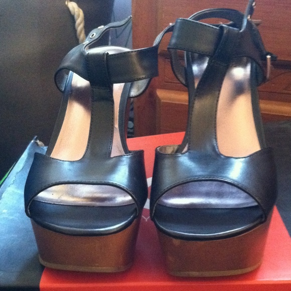 GUESS WEDGES