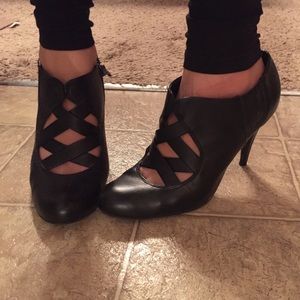 Simply Vera by Vera Wang Black Booties Size 7.5