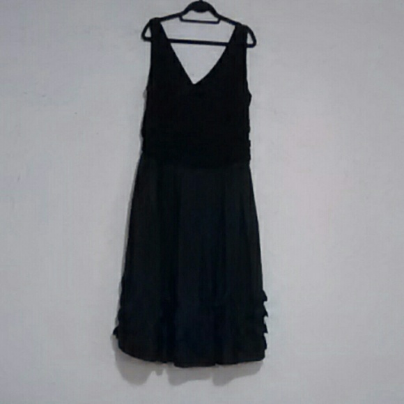 Sleeveless black v-neck cocktail dress
