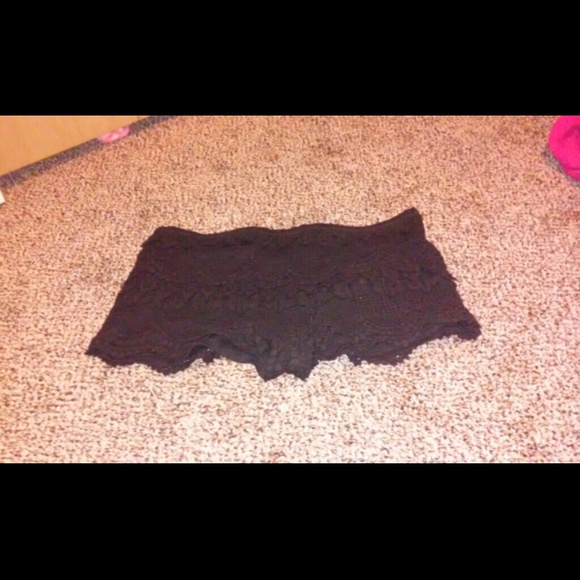 Black lace shorts - Picture 2 of 3