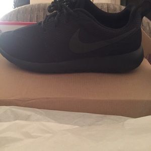 Women's size 7.5 #Roshe worn once #black