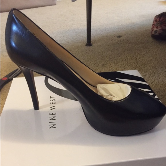 NEW--- Nine West black pumps