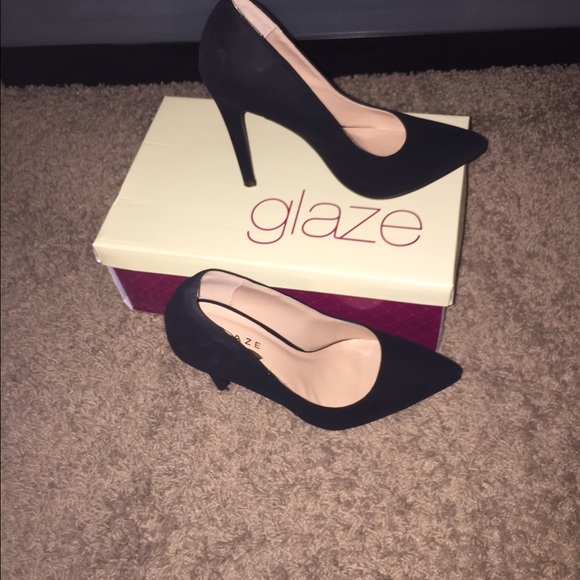 Black pumps