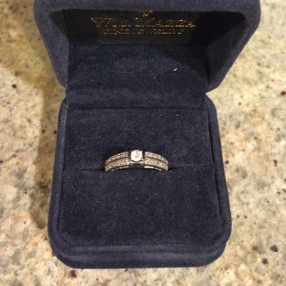 Size 5 10 kt white gold diamond ring