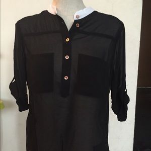 👄NWOT Sheer 3/4 sleeve blouse w/button up back 👄