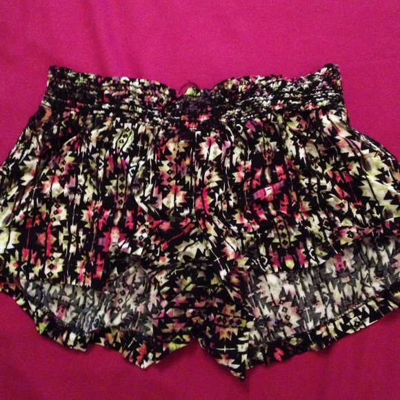 Stretchy black, patterned shorts