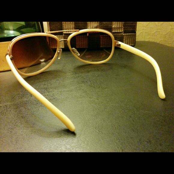Women's Sunglasses - Picture 2 of 4