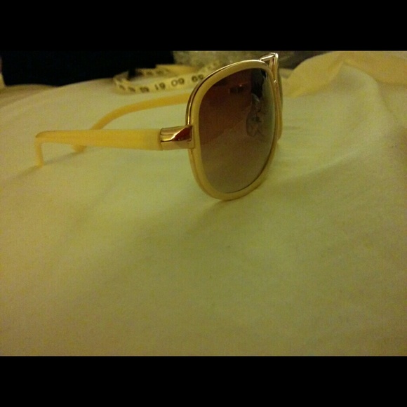 Women's Sunglasses - Picture 3 of 4