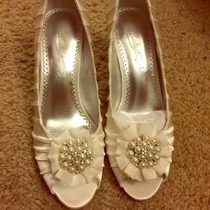 Michaelangelo white pumps
