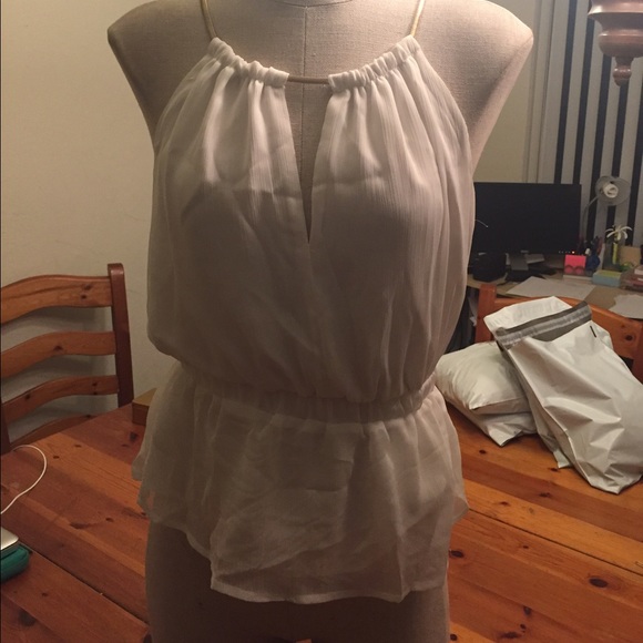 👄NWOT Winter white sleeveless blouse w/gold 👄