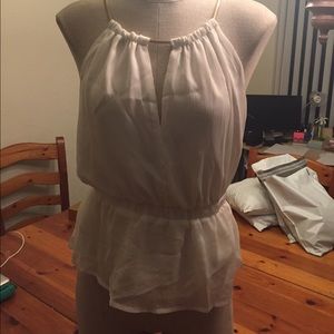 👄NWOT Winter white sleeveless blouse w/gold 👄