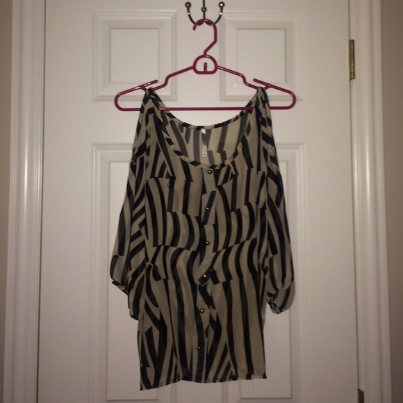 Open shoulder pattern top