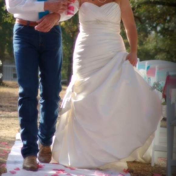 Wedding dress! - Picture 3 of 3