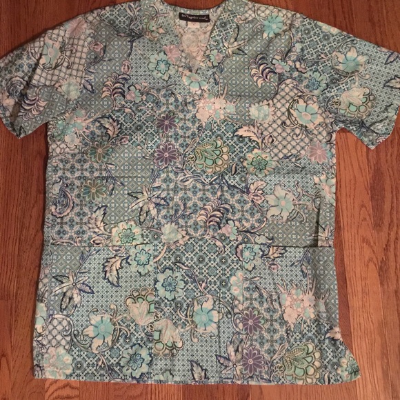 Scrub top size small