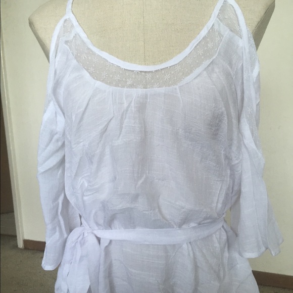 NWOT Super cute belted cold shoulder blouse 👄
