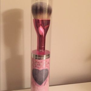 IT Cosmetics Love is the Foundation brush