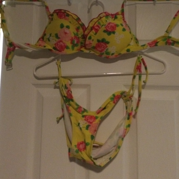 Like new floral bikini