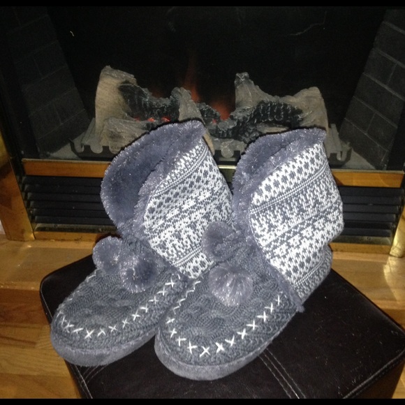 Warm and fluffy grip bottom slippers 😍