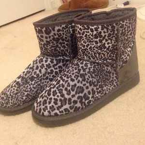 Leopard print furry winter boots!!