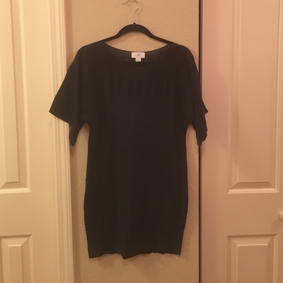 Long knit shirtsleeve shirt.