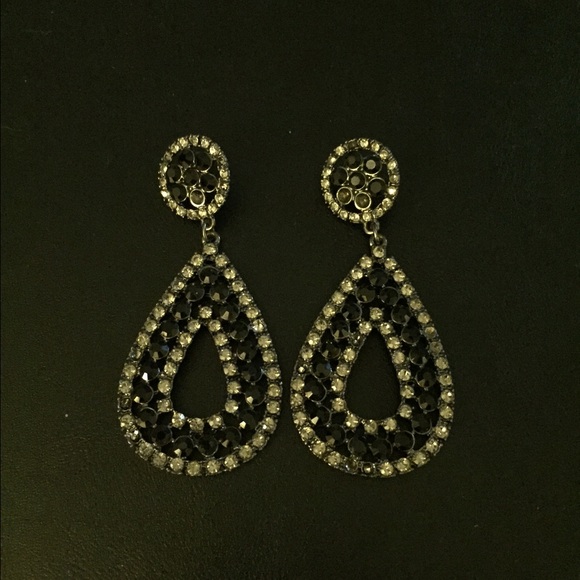Black and rhinestone earings