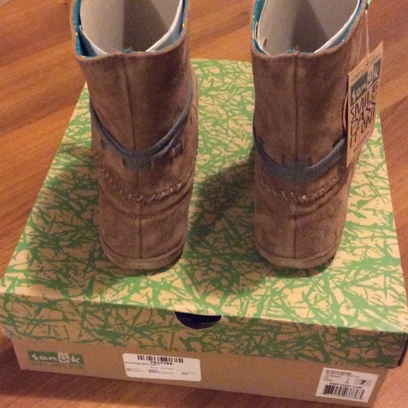 (SOLD) sanuk boots (smile pass it on) final price - Picture 2 of 4
