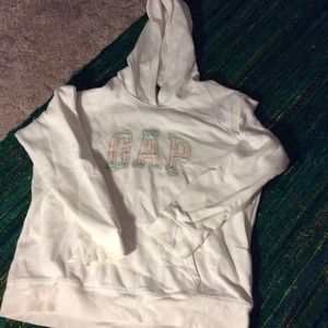 White gap sweatshirt