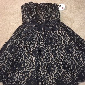 Stylish lace mini dress!